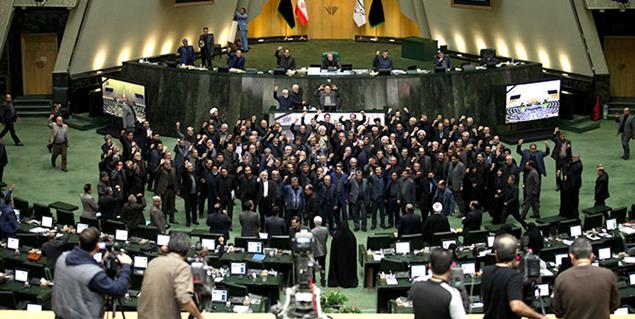 مجلس شعار زده است