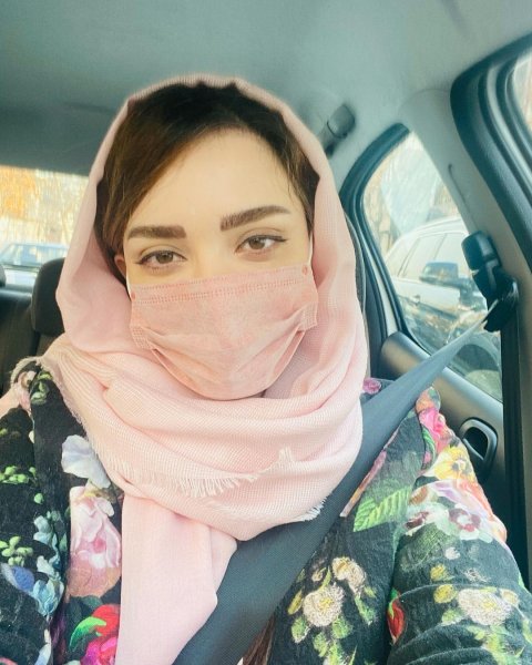 ست کردن رنگ ماسک و روسری توسط بهنوش طباطبایی! عکس