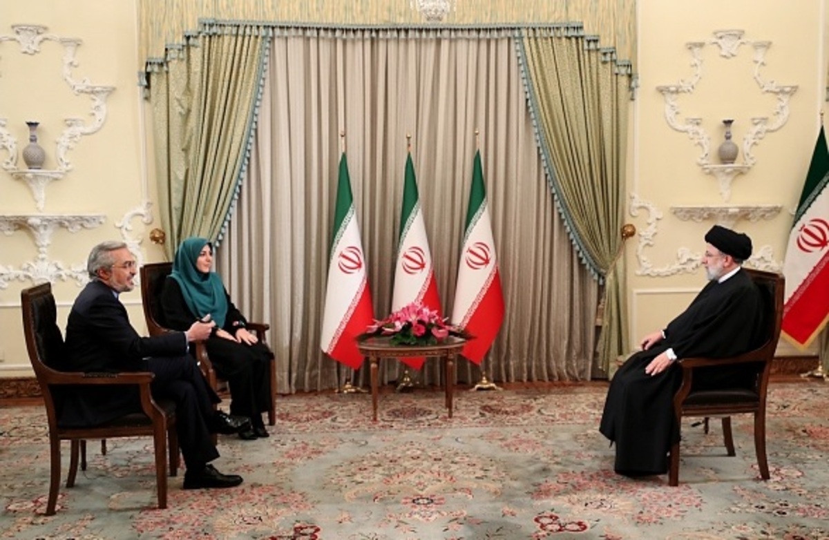 آقای رئیس جمهور! بالاخره انتصاب فامیلی هست یا نیست؟ آقای رئیس جمهور! بالاخره انتصاب فامیلی هست یا نیست؟