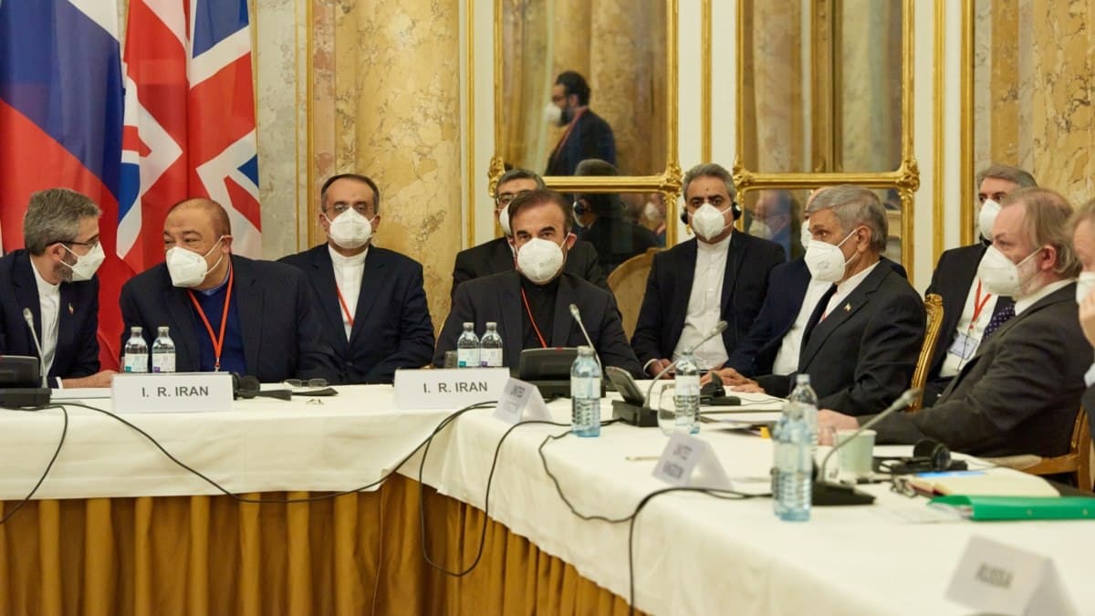 با توجه به لزوم اتخاذ تصمیمات سیاسی، هیأت‌های مذاکره کننده در وین برای مشورت و رایزنی به پایتخت‌ها برگشتند