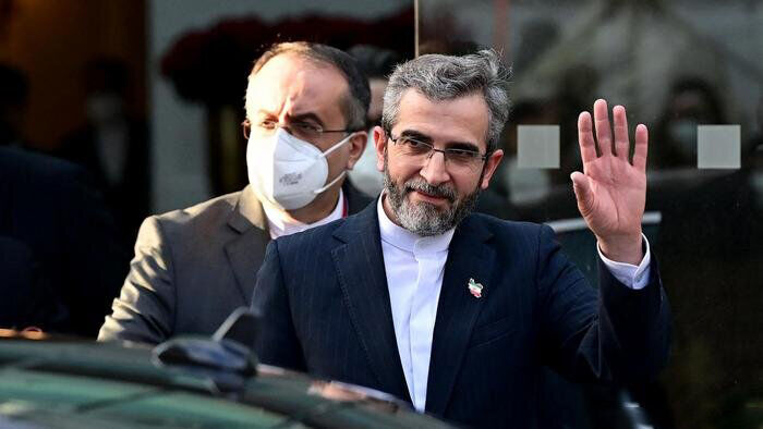 علی باقری پس از یک سفر کوتاه و مشورت در تهران، دوباره وارد وین شد علی باقری پس از یک سفر کوتاه و مشورت در تهران، دوباره وارد وین شد