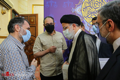 رئيسی در نشست گروهی از سینماگران: هنرمندان درباره ضرورت قصاص و عفو در جامعه سخن بگویند رئيسی در نشست گروهی از سینماگران: هنرمندان درباره ضرورت قصاص و عفو در جامعه سخن بگویند