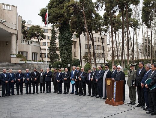 تقدیر از احمدینژاد، تخریبِ روحانی؛ ۲ روی سکه پایان عمر دولتها تقدیر از احمدینژاد، تخریبِ روحانی؛ ۲ روی سکه پایان عمر دولتها