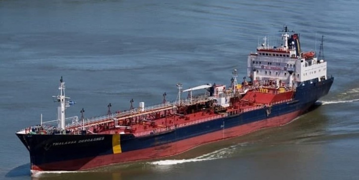 چهار کشتی در سواحل امارات از کنترل خارج شدند/ایران: مشکوک است چهار کشتی در سواحل امارات از کنترل خارج شدند/ایران: مشکوک است