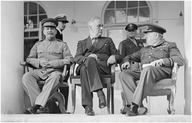 اعتراضات گسترده به عکس توهین آمیز سفیران روسیه و انگلیس علیه ایران