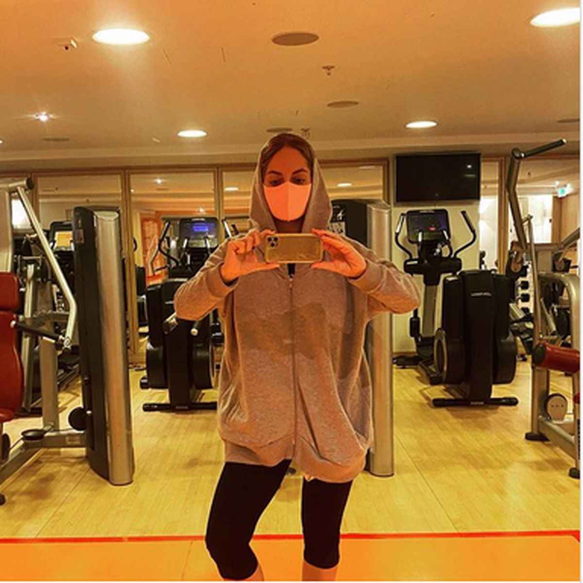 مهناز افشار با شلوارک چسبان !