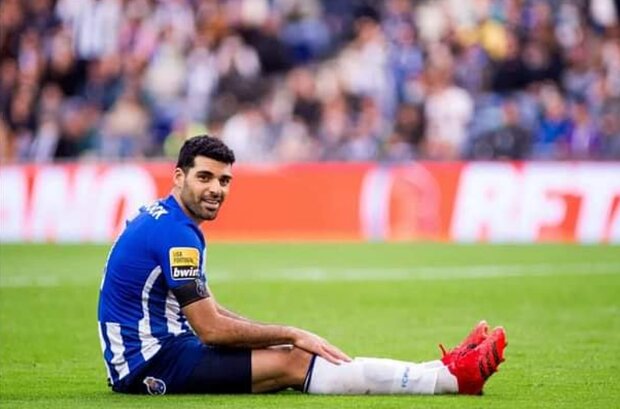 خداداد عزیزی عزیزیخادم را شست و پهن کرد خداداد عزیزی عزیزیخادم را شست و پهن کرد