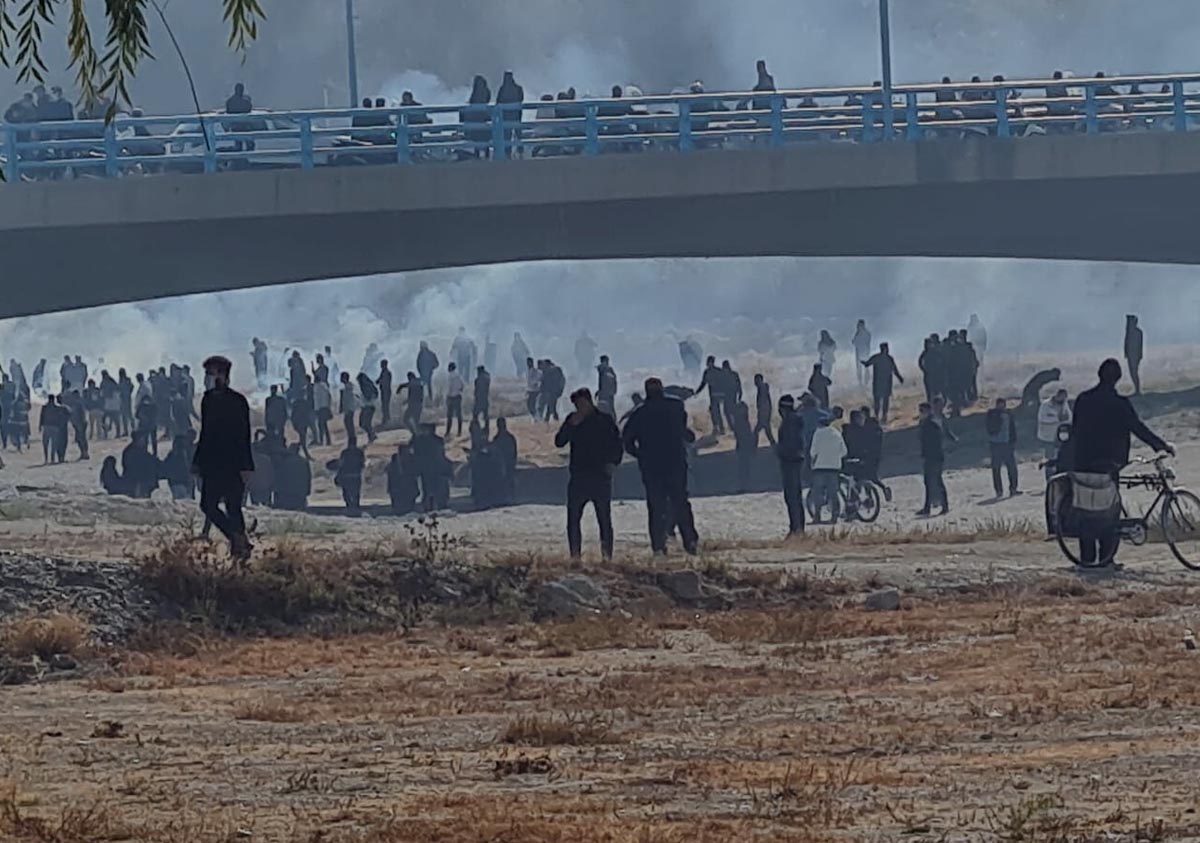 کنترل اعتراضات اصفهان با قانون منع رفتوآمد/ تصمیمات نظامیان وزارت کشور شرایط را آرام میکند؟ کنترل اعتراضات اصفهان با قانون منع رفتوآمد/ تصمیمات نظامیان وزارت کشور شرایط را آرام میکند؟