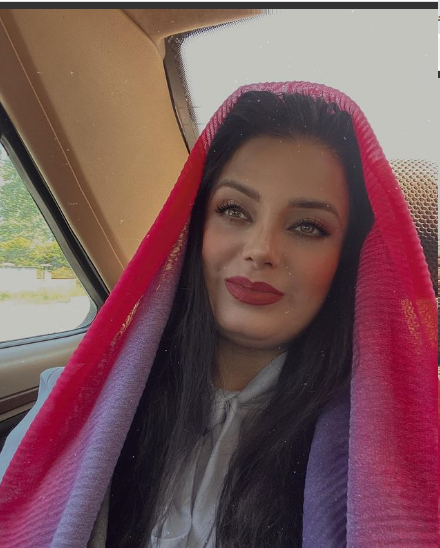 بی حجابی صبا راد در ماشین مسافرکش/عکس