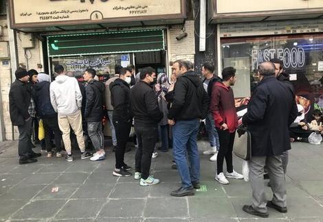 صف طویل سهمیه ۵۰۰۰ یورویی و ناظر بودن دلالان صف طویل سهمیه ۵۰۰۰ یورویی و ناظر بودن دلالان