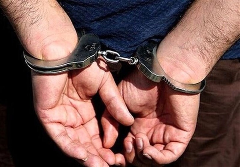 پلیس: امروز در میدان انقلاب تهران، فردی به بهانه خودکشی سعی در برهم زدن نظم جامعه را داشت / روی سقف پراید ایستاده بود و یک سلاح کمری و گالن بنزین و بلندگو داشت / این فرد دستگیر شد / او حین دستگیری یک تیر هوایی هم شلیک کرد پلیس: امروز در میدان انقلاب تهران، فردی به بهانه خودکشی سعی در برهم زدن نظم جامعه را داشت / روی سقف پراید ایستاده بود و یک سلاح کمری و گالن بنزین و بلندگو داشت / این فرد دستگیر شد / او حین دستگیری یک تیر هوایی هم شلیک کرد