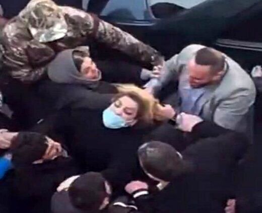 روایت جدید رسانه اصولگرا از علت «ضرب و شتم زن معترض مسمومیتها» مقابل مدرسه روایت جدید رسانه اصولگرا از علت «ضرب و شتم زن معترض مسمومیتها» مقابل مدرسه