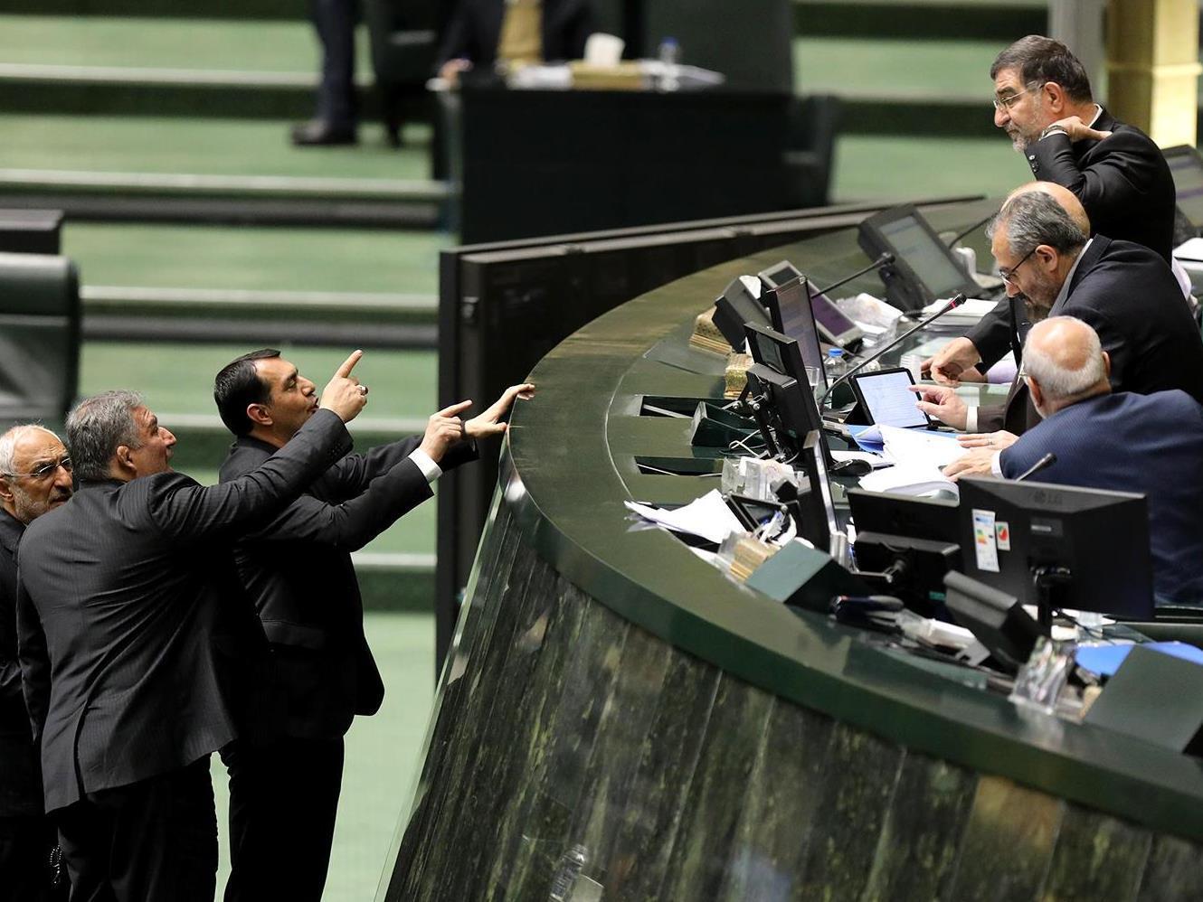 تعیین مالیات یک درصدی برای خودروهای بالای ۳ میلیارد / رای نمایندگان به حذف عبارت «واحدهای مسکونی» از طرح مالیات «واحدهای مسکونی و باغ ویلاهای بالای ۲۰ میلیارد» / قالیباف: این بند را به کمیسیون تلفیق ارجاع میدهیم تا ابهامات آن مرتفع شود تعیین مالیات یک درصدی برای خودروهای بالای ۳ میلیارد / رای نمایندگان به حذف عبارت «واحدهای مسکونی» از طرح مالیات «واحدهای مسکونی و باغ ویلاهای بالای ۲۰ میلیارد» / قالیباف: این بند را به کمیسیون تلفیق ارجاع میدهیم تا ابهامات آن مرتفع شود