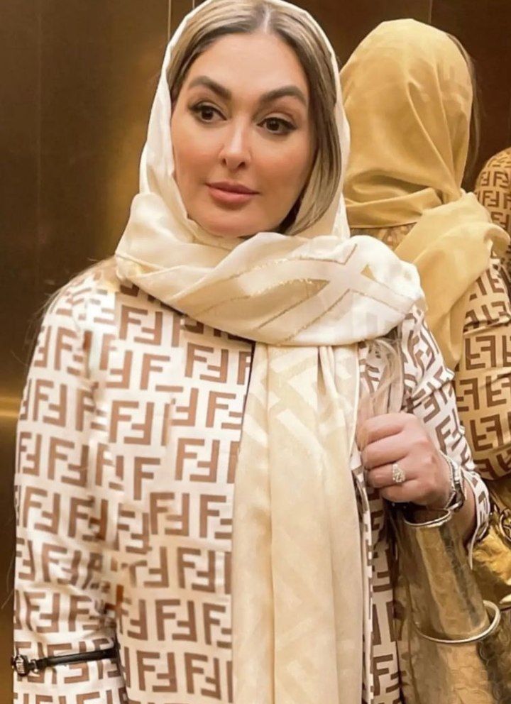 رکورد گرانترین مانتودر دستان الهام حمیدی/عکس رکورد گرانترین مانتودر دستان الهام حمیدی/عکس