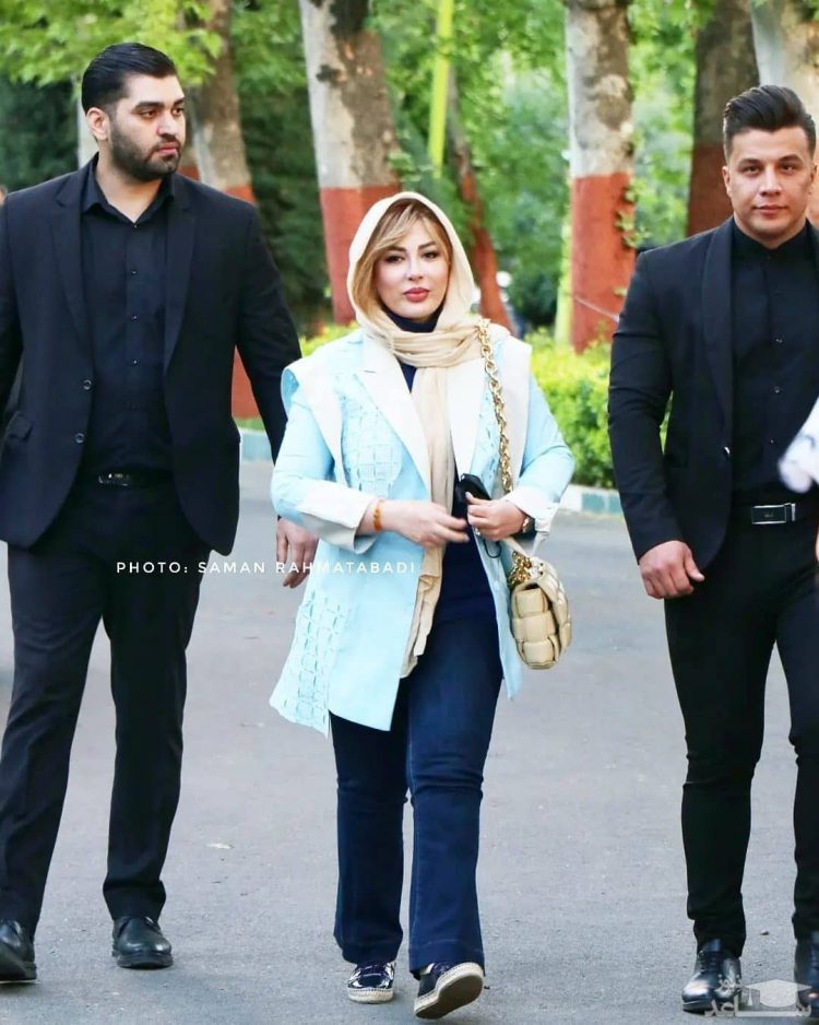 نیوشا ضیغمی با بادیگاردهای غول پیکر در مکان عمومی/عکس نیوشا ضیغمی با بادیگاردهای غول پیکر در مکان عمومی/عکس