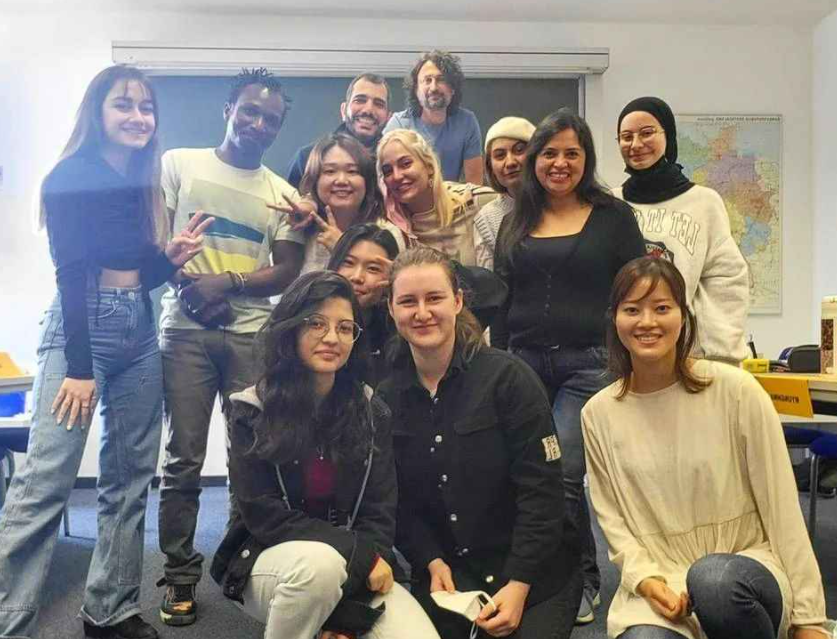 کلاس درس مختلط مهناز افشار در آلمان + عکس کلاس درس مختلط مهناز افشار در آلمان + عکس