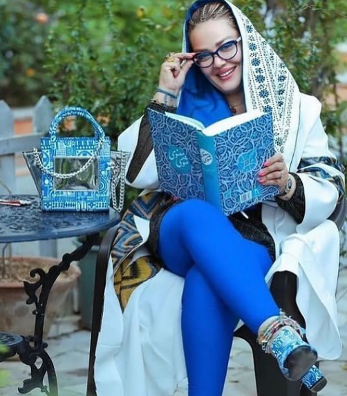 بهاره رهنما با تیپ آبی در حال خواندن مثنوی + عکس