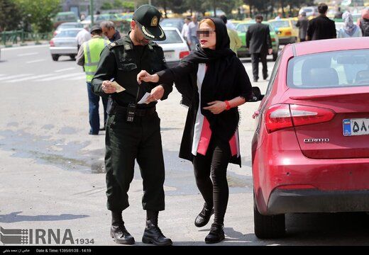 انتقاد جمهوری اسلامی از برخورد با زنان بدحجاب/ سوزنده هستند این رفتارها اما سازنده، هرگز انتقاد جمهوری اسلامی از برخورد با زنان بدحجاب/ سوزنده هستند این رفتارها اما سازنده، هرگز
