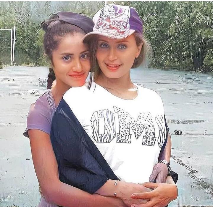 عکس منشوری الناز شاکردوست و خواهرش در طبیعت