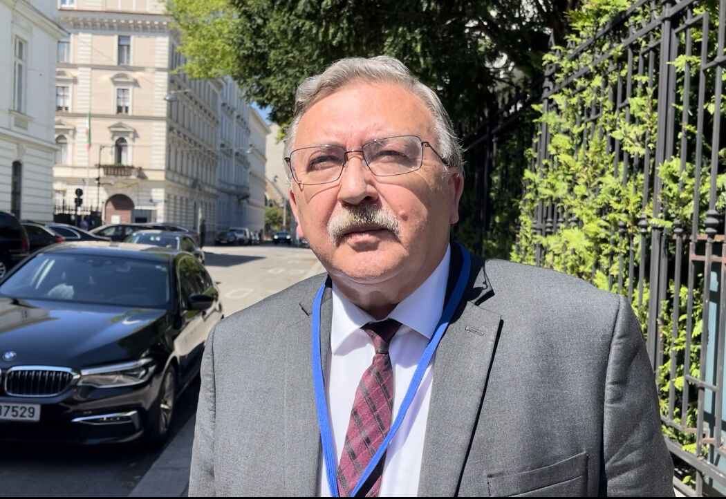 اولیانوف پس از دیدار با باقری: به خط پایان بسیار نزدیک هستیم / امیدوارم این آخرین دور مذاکرات باشد اولیانوف پس از دیدار با باقری: به خط پایان بسیار نزدیک هستیم / امیدوارم این آخرین دور مذاکرات باشد