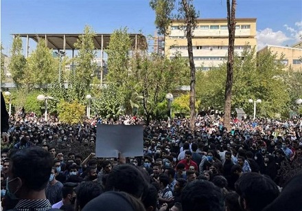 تجمع دانشجویان چند دانشگاه در پی درگذشت مهسا امینی (عكس) تجمع دانشجویان چند دانشگاه در پی درگذشت مهسا امینی (عكس)