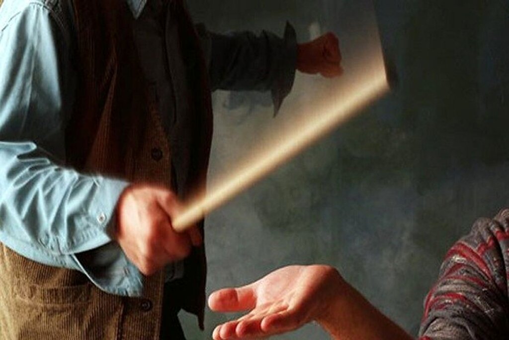 تنبیه بدنی شدید دانش‌آموز توسط معلم / پدر دانش‌آموز: معلم با مشت به سروگردن پسرم زده به حدی که بی‌هوش می‌شود / حتی دانش‌آموزان با اورژانس تماس می‌گیرند، معلم اقدامی نکرده / نیروی خدماتی مدرسه را با پسرم به بیمارستان فرستادند / پس از به هوش آمدن فرزندم دو نفر از کارکنان مدرسه پسرم را تهدید کردند تا به ما اطلاع ندهد