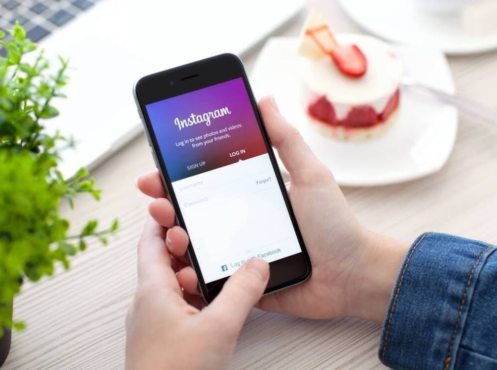 تمام کارها مغفول مانده؛ نمیتوانیم به مشتریان خارجیمان بگوییم «سروش» و «بله» نصب کنند / در روزهایی که ما اینجا اینترنت را بستیم و با مافیای وی پی ان دست و پنجه نرم میکردیم، در همین دبی نمایشگاهی برگزار و چندین میلیارد دلار سرمایه در حوزه IT و ICT جابه جا شد / سرمایهگذار مثل گنجشکی میماند که با اولین شلیک، میرود تمام کارها مغفول مانده؛ نمیتوانیم به مشتریان خارجیمان بگوییم «سروش» و «بله» نصب کنند / در روزهایی که ما اینجا اینترنت را بستیم و با مافیای وی پی ان دست و پنجه نرم میکردیم، در همین دبی نمایشگاهی برگزار و چندین میلیارد دلار سرمایه در حوزه IT و ICT جابه جا شد / سرمایهگذار مثل گنجشکی میماند که با اولین شلیک، میرود