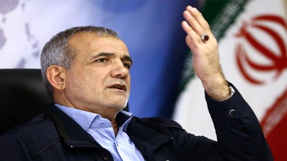 نباید با برخی اقدامات، جوانان را به دامان براندازها هُل بدهیم