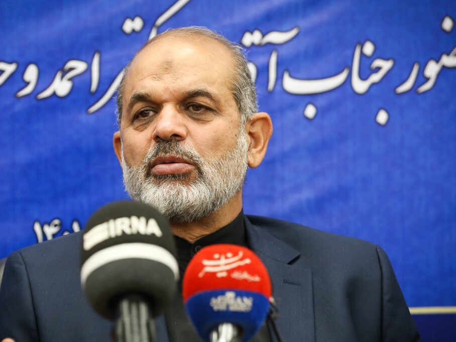 وزیر کشور: در حوادث اخیر مشکل مهمی در مدارس نداشتیم / در بعضی از مدارس اندک مشکلی بود که با تذکراتی که داده شد، برطرف شد / اندک دانش آموزانی دچار یک آسیبی هستند و بعضی از کارها را میکنند؛ باید با ملاطفت، مشکل آنها برطرف شود وزیر کشور: در حوادث اخیر مشکل مهمی در مدارس نداشتیم / در بعضی از مدارس اندک مشکلی بود که با تذکراتی که داده شد، برطرف شد / اندک دانش آموزانی دچار یک آسیبی هستند و بعضی از کارها را میکنند؛ باید با ملاطفت، مشکل آنها برطرف شود