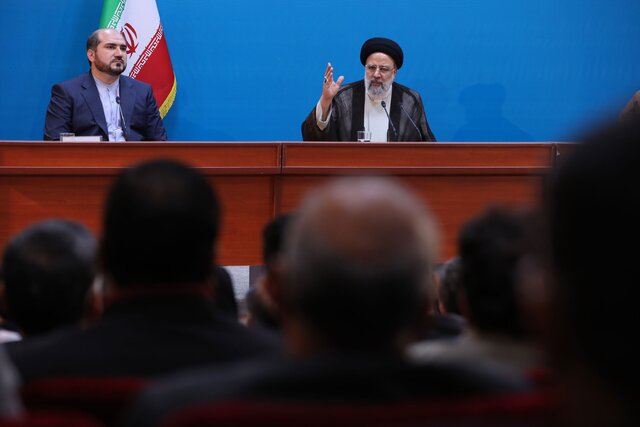 رئیسی: امروز وظیفه ما تلاش مضاعف برای گرهگشایی از زندگی مردم است رئیسی: امروز وظیفه ما تلاش مضاعف برای گرهگشایی از زندگی مردم است