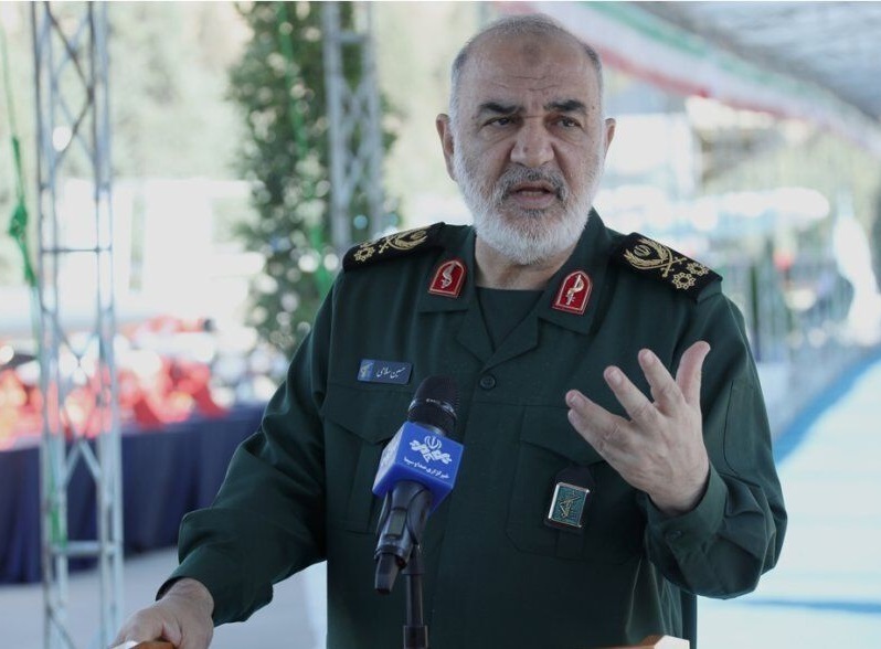 فکر میکنند با به صحنه آوردن عده کمی فریب خورده میتوانند یک انقلاب با شکوه را در معرض آسیب قرار دهند / هر کسی صدای بنده را میشنود بداند که فریادهای دشمن، فریادهای شیطان است؛ به جنگ خدا و رسول آمدهاند فکر میکنند با به صحنه آوردن عده کمی فریب خورده میتوانند یک انقلاب با شکوه را در معرض آسیب قرار دهند / هر کسی صدای بنده را میشنود بداند که فریادهای دشمن، فریادهای شیطان است؛ به جنگ خدا و رسول آمدهاند