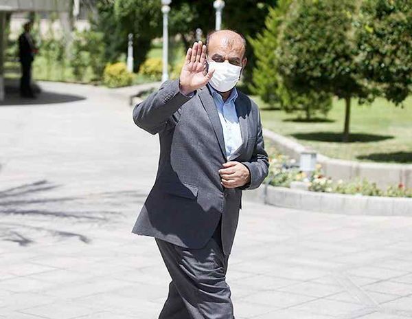 با هزار وعده آمد و بیهیچ عمل میرود با هزار وعده آمد و بیهیچ عمل میرود