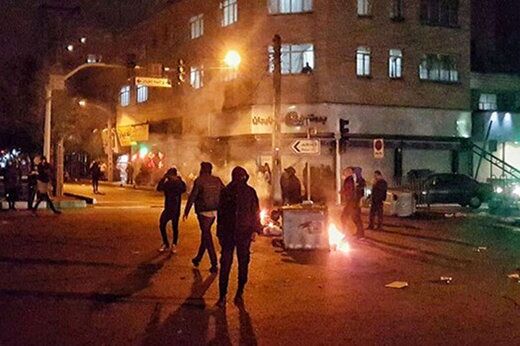 گفتگو با پدر یکی از محکومان به اعدام/ خودش به ما زنگ زد و گفت حکم من اعدام است/ با نان کارگری او را بزرگ کردهام/ وکیل تسخیری حتی جوابم را نمیدهد گفتگو با پدر یکی از محکومان به اعدام/ خودش به ما زنگ زد و گفت حکم من اعدام است/ با نان کارگری او را بزرگ کردهام/ وکیل تسخیری حتی جوابم را نمیدهد