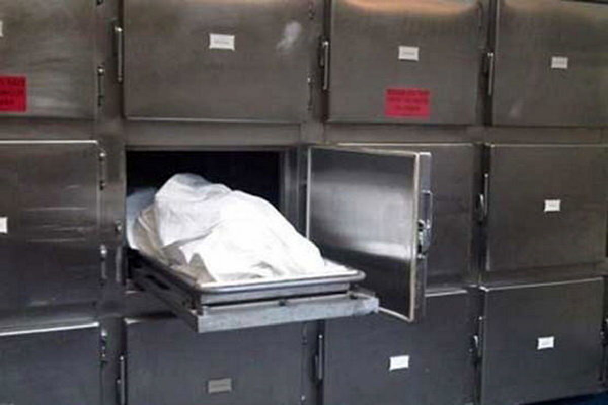 بخشدار احمدآباد مشهد: یک دانشآموز دختر ۹ ساله بر اثر خفگی در مدرسهای در یک روستا فوت کرده / او در مدرسه جا مانده و مدیر هم در را قفل کرده بود / وقتی والدین دانش آموز به مدرسه میروند میبینند که کودکشان از ناحیه گردن از حفاظ پنجره کلاس آویزان شده بخشدار احمدآباد مشهد: یک دانشآموز دختر ۹ ساله بر اثر خفگی در مدرسهای در یک روستا فوت کرده / او در مدرسه جا مانده و مدیر هم در را قفل کرده بود / وقتی والدین دانش آموز به مدرسه میروند میبینند که کودکشان از ناحیه گردن از حفاظ پنجره کلاس آویزان شده