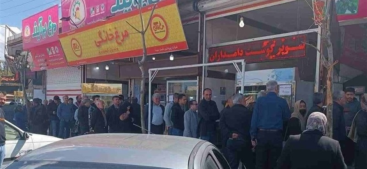 سرگردانی مردم در صف خرید مرغ