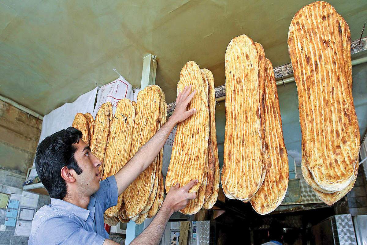 خرید بیشتر از ۴ نان با یک کارت بانکی ممنوع شد +عکس خرید بیشتر از ۴ نان با یک کارت بانکی ممنوع شد +عکس