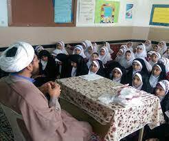 طلبهها به مدرسه میروند طلبهها به مدرسه میروند