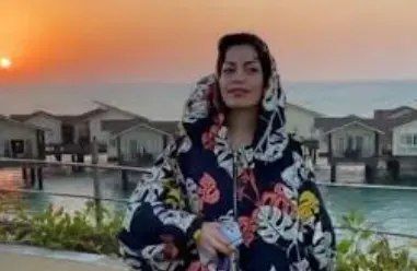 تیپ عجیب خواهر خجالتی امیر تتلو در لب ساحل/عکس