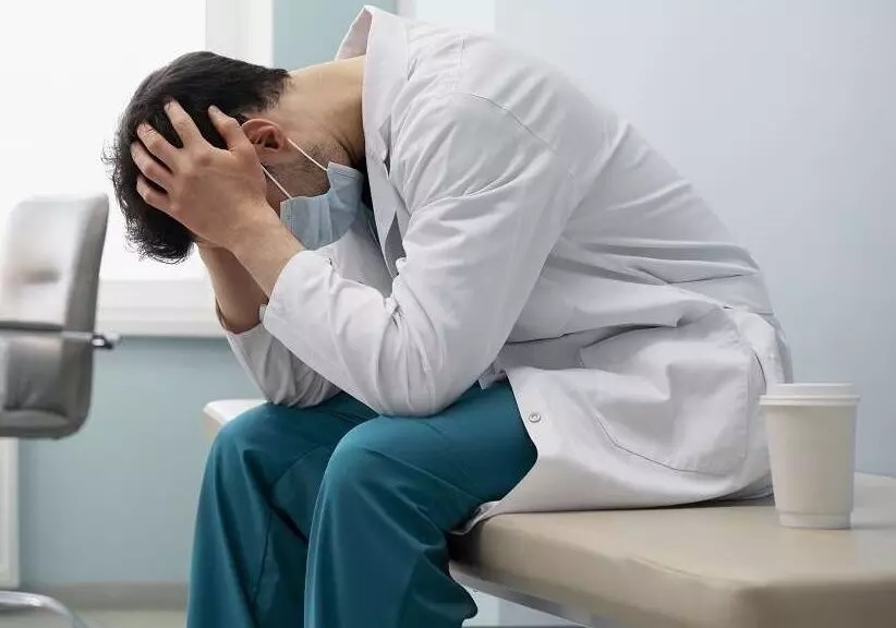 ۱۶ رزیدنت پزشکی در یک سال اخیر خودکشی کردند / ۳۰ درصد دستیاران پزشکی به خودکشی فکر میکنند ۱۶ رزیدنت پزشکی در یک سال اخیر خودکشی کردند / ۳۰ درصد دستیاران پزشکی به خودکشی فکر میکنند
