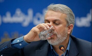 بعضیها در دولت حاضرند همه را قربانی کنند تا وزیر صمت بماند/ عدهای در دولت به وزیر اقتصاد حمله میکنند بعضیها در دولت حاضرند همه را قربانی کنند تا وزیر صمت بماند/ عدهای در دولت به وزیر اقتصاد حمله میکنند