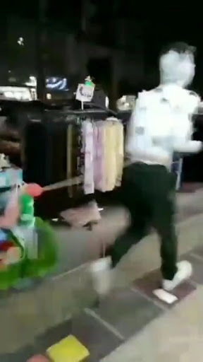 دو فرد با پوشش و گریم «سگ» در اصفهان