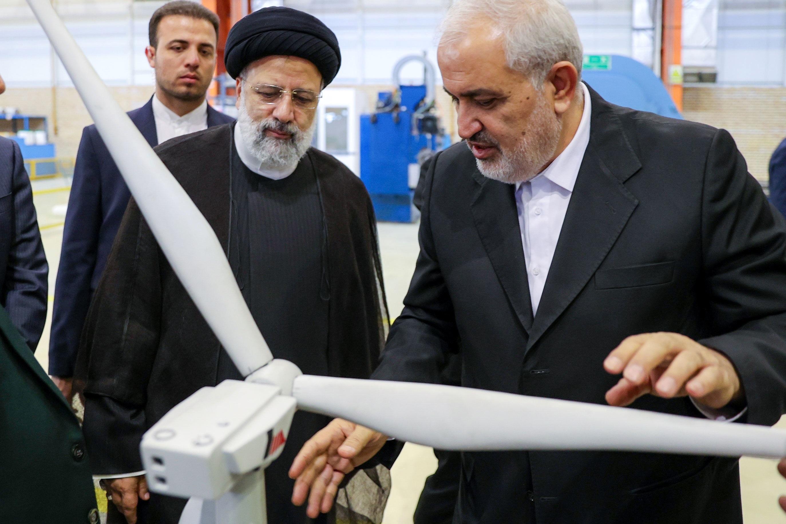 روزنامه جوان: شورای رقابت برخلاف دستور رئیسی خودروهای مونتاژی را گران کرده؛ وزیر صمت هم موضعگیری مشخصی نداشته / این شائبه بهوجود آمده که علیآبادی هم میخواهد در زمین خودروسازان بازی کند؛ او صرفاً با جملات زیبا مثل برقی کردن خودروها، میخواهد زمان بخرد روزنامه جوان: شورای رقابت برخلاف دستور رئیسی خودروهای مونتاژی را گران کرده؛ وزیر صمت هم موضعگیری مشخصی نداشته / این شائبه بهوجود آمده که علیآبادی هم میخواهد در زمین خودروسازان بازی کند؛ او صرفاً با جملات زیبا مثل برقی کردن خودروها، میخواهد زمان بخرد