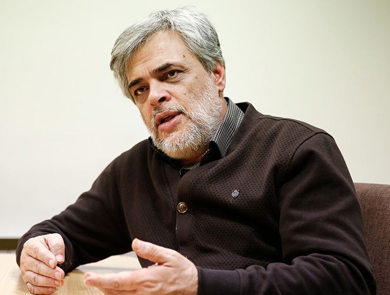 محمد مهاجری: اگر قبول داریم که یک کشور قدرتمند هستیم، نباید نگران مذاکره مستقیم با آمریکا باشیم / دلیلی ندارد کشوری که واسطه ما و آمریکا قرار می‌گیرد منافع ما را در نظر بگیرد؛ واسطه‌ها گاهی به زیان ما عمل می‌کنند