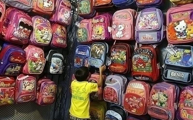 کیف‌های وصله پینه زده؛ هدیه دولت سیزدهم به دانش آموزان