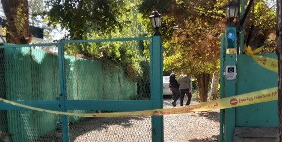 دادستان فردیس: عده‌ای مظنون به قتل داریوش مهرجویی شناسایی شدند؛ دستور دستگیری آنها صادر شده / اجساد به محل سردخانه بهشت سکینه انتقال پیدا کرده تا علت تامه فوت مشخص شود / قتل با سلاح سرد اتفاق افتاده است