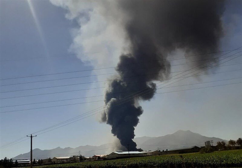 آتشسوزی مهیب در یک واحد پلیمر گلپایگان آتشسوزی مهیب در یک واحد پلیمر گلپایگان