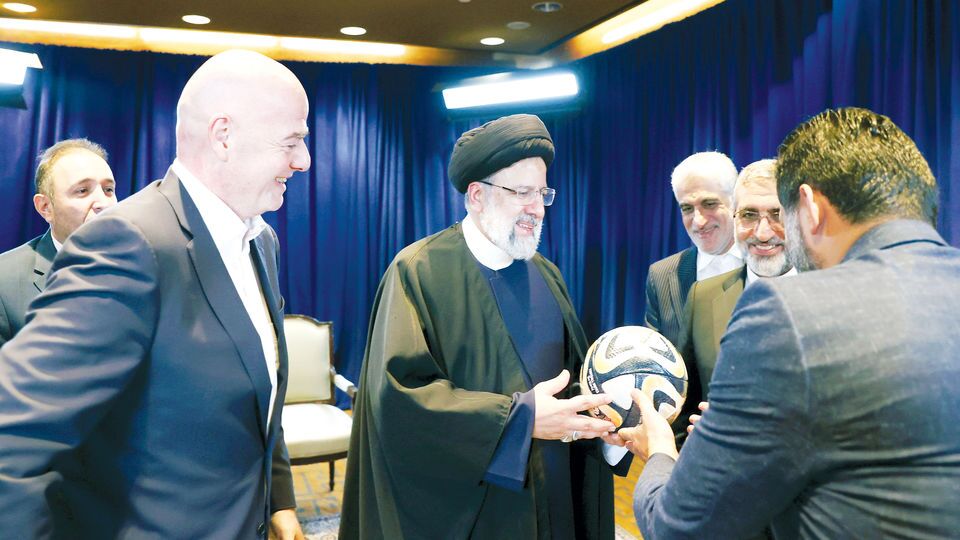 یک پیراهن برای روحانی، یک توپ برای رئیسی و مشتی وعده برای زنان یک پیراهن برای روحانی، یک توپ برای رئیسی و مشتی وعده برای زنان