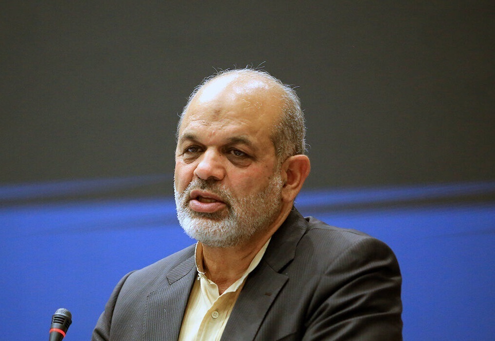 وزیر کشور: تیراندازی مقابل مجلس به هیچ وجه امنیتی نبود / فردی براساس مسائل شخصی تیراندازی کرده بود / این فرد اهل و ساکن یکی از شهرستانهای جنوبی کشور بود / او با یک سلاح شکاری ۴ تیر هوایی شلیک کرد که بلافاصله خلع سلاح و دستگیر شد / در این تیراندازی به هیچ کس آسیبی نرسیده وزیر کشور: تیراندازی مقابل مجلس به هیچ وجه امنیتی نبود / فردی براساس مسائل شخصی تیراندازی کرده بود / این فرد اهل و ساکن یکی از شهرستانهای جنوبی کشور بود / او با یک سلاح شکاری ۴ تیر هوایی شلیک کرد که بلافاصله خلع سلاح و دستگیر شد / در این تیراندازی به هیچ کس آسیبی نرسیده