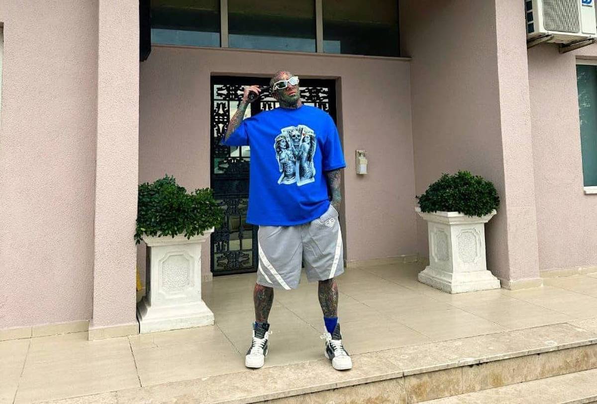 امیر تتلو در ماشین پلیس ترکیه برای انتقال به زندان/فیلم