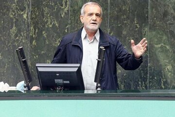 پزشکیان: مردم با ۱۰ میلیون حقوق قطعا نمیتوانند زندگی خود را اداره کنند /بعد از یک سال و نیم هنوز سؤال از یک وزیر به صحن نیامده و نخواهد آمد پزشکیان: مردم با ۱۰ میلیون حقوق قطعا نمیتوانند زندگی خود را اداره کنند /بعد از یک سال و نیم هنوز سؤال از یک وزیر به صحن نیامده و نخواهد آمد